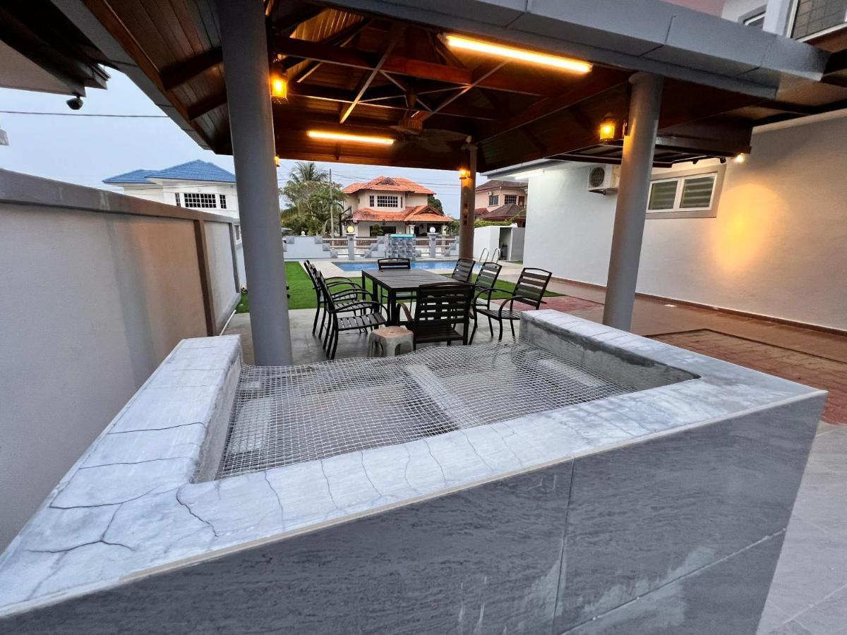 Bearbrick Homestay With Pool Port Dickson Exterior photo