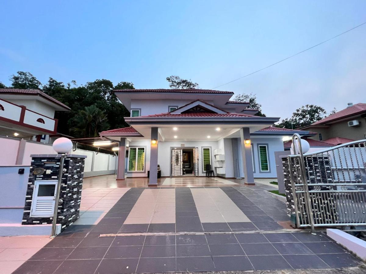 Bearbrick Homestay With Pool Port Dickson Exterior photo