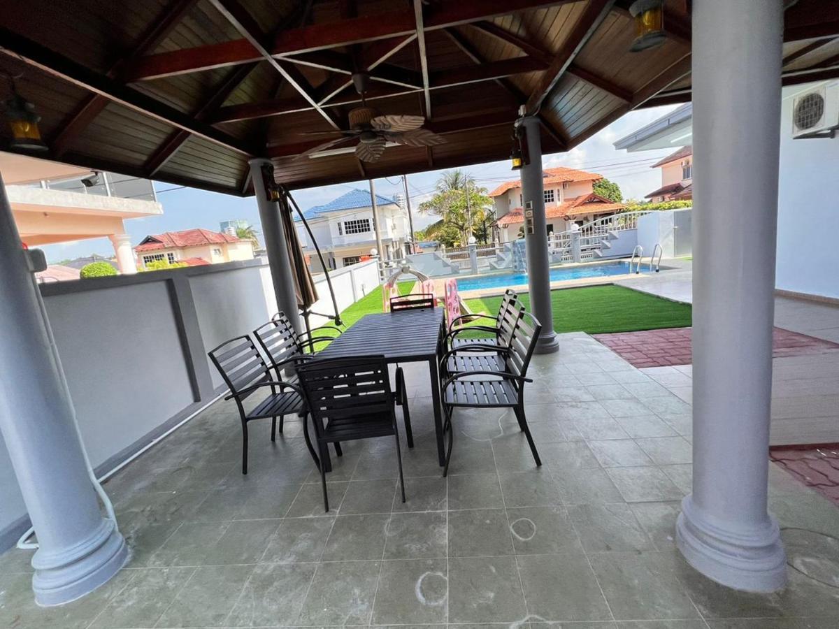 Bearbrick Homestay With Pool Port Dickson Exterior photo