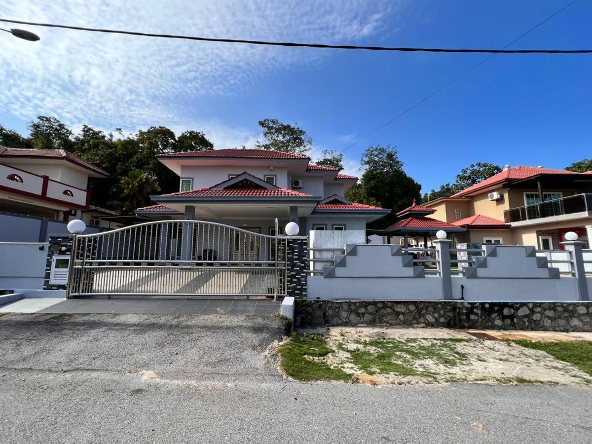 Bearbrick Homestay With Pool Port Dickson Exterior photo