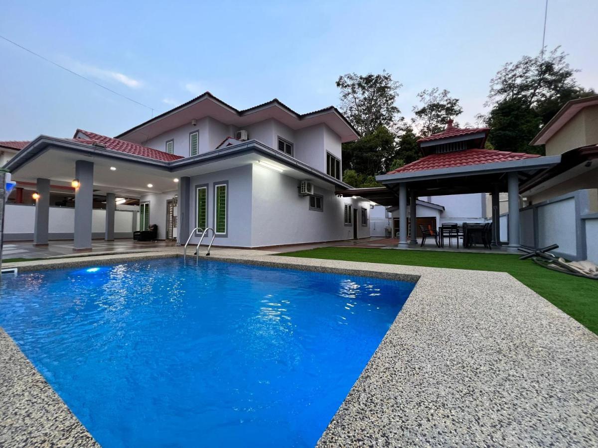Bearbrick Homestay With Pool Port Dickson Exterior photo